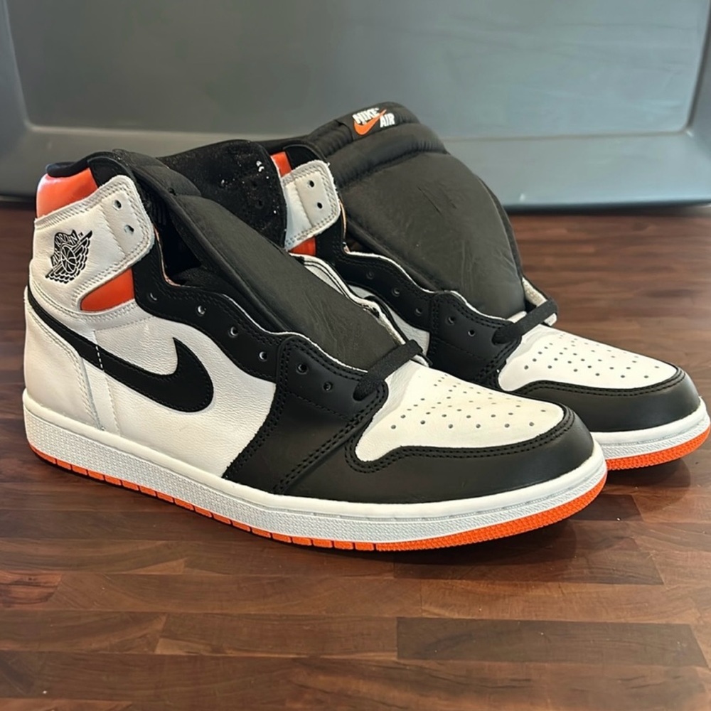 Men’s Nike air Jordan 1 retro in electro orange size 8